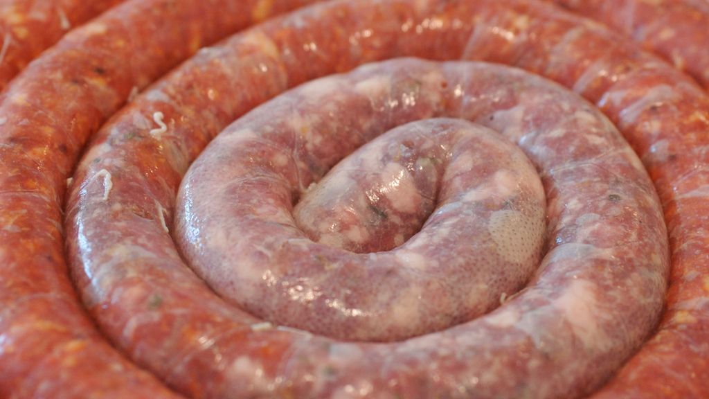 Surowa kiełbasa wieprzowa (mięso, pęto, burgery)