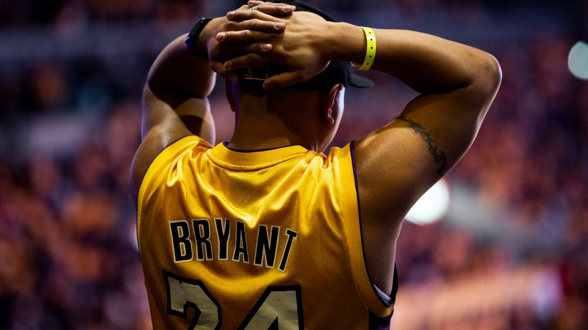kibic Los Angeles Lakers w koszulce Kobego Bryanta podczas meczu z Portland Trail Blazers
