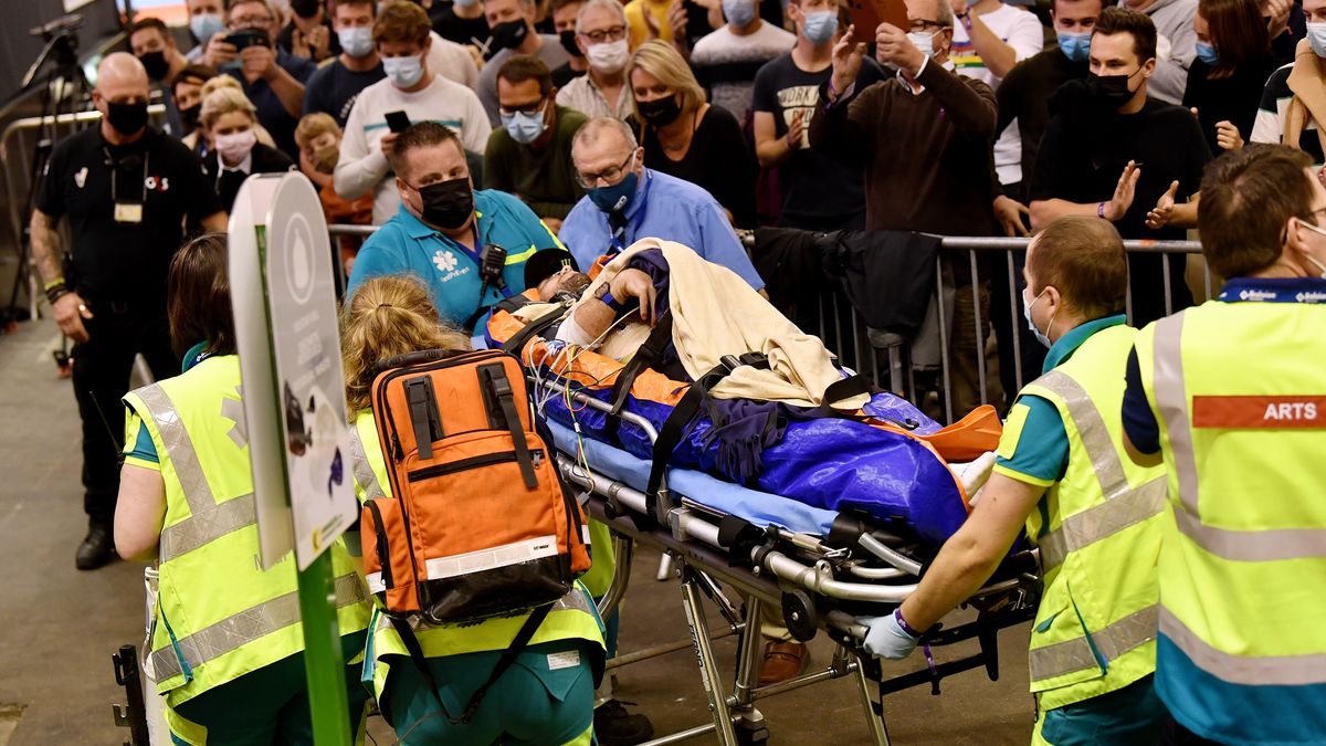 Mark Cavendish transportowany do ambulansu po fatalnym wypadku