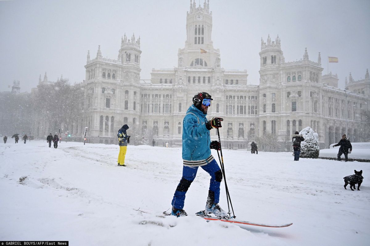 Hiszpania. Efekt sztormu Filomena: mieszkańcy Madrytu poruszają się teraz na nartach