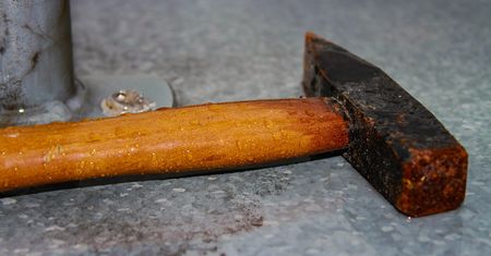 Syn zabił matkę młotkiem. Prokuratura chce umorzenia śledztwa