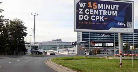 "Nie ma decyzji o zamknięciu Lotniska Chopina"? Ministerstwo próbuje mydlić oczy