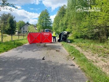 Wypadek w Wólce Kobylańskiej. Jedna osoba nie żyje, druga trafiła do szpitala