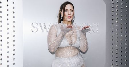Modelka plus size w prześwitującej sukience. Trudno oderwać wzrok