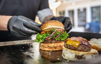 Festiwal burgerów przyciągnie znów fanów bułek z mięsem i nie tylko! Czym zaskoczą restauratorzy?