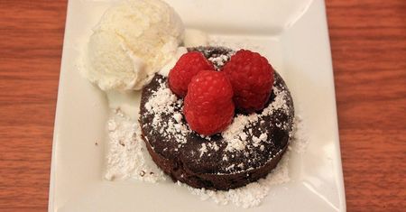 Przepis na fondant czekoladowy. Nadzienie wypływa z wnętrza!