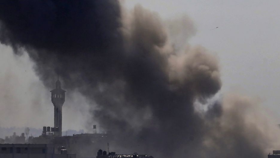 Smoke rises following an Israeli air strike in Deir Al Balah town, Gaza Strip, 04 February 2024. More than 27,000 Palestinians and over 1,300 Israelis have been killed, according to the Palestinian Health Ministry and the Israel Defense Forces (IDF), since Hamas militants launched an attack against Israel from the Gaza Strip on 07 October 2023, and the Israeli operations in Gaza and the West Bank which followed it. EPA/MOHAMMED SABER Dostawca: PAP/EPA.