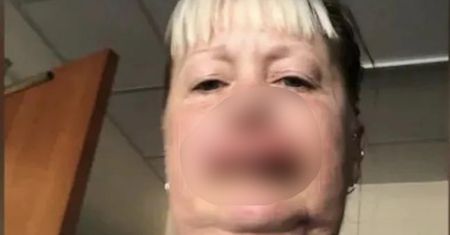 Ugryzł ją pająk. Gdy zobaczyła się w lustrze, oniemiała