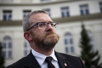 Grzegorz Braun nie wpisuje wypłaty z Sejmu w oświadczenia majątkowe. Nie wie, że trzeba?