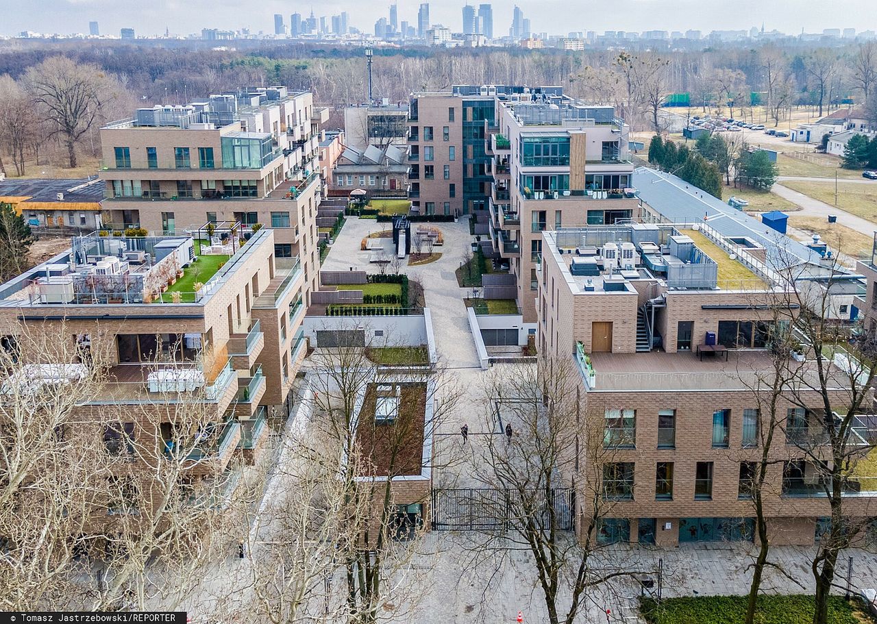 Sąsiedzi Obajtka. Ujawniamy, kto jeszcze mieszka na osiedlu z "promocyjnymi cenami"