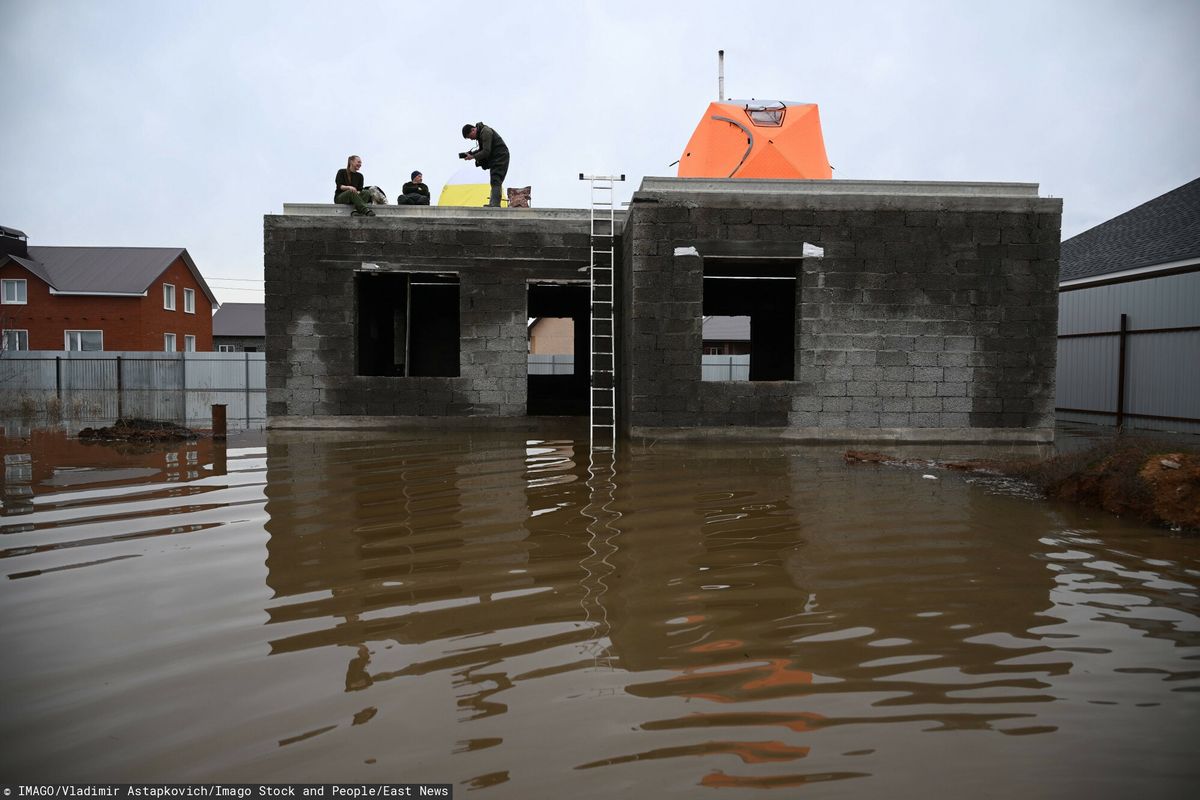 Trudna sytuacja jest również w Orenburgu. Poziom wody w rzece Ural przekroczył 11 metrów