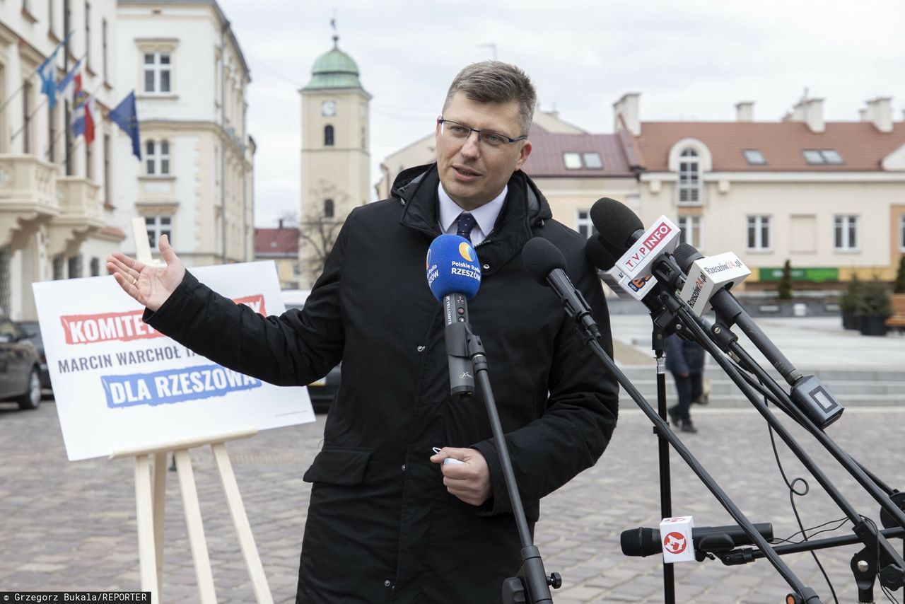 Marcin Warchoł bez maseczki w przestrzeni publicznej 