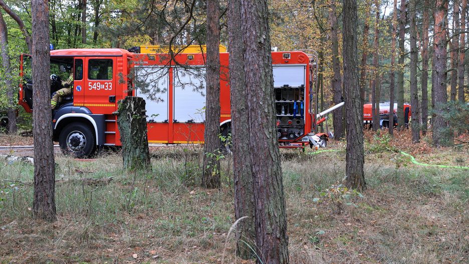 Cygan (pow. Tomaszowski), 13.10.2024. Akcja gaszenia pożaru zakładu Tedex produkującego smary i oleje w miejscowości Cygan k. Tomaszowa Mazowieckiego, 13 bm. Na miejscu pracuje 31 zastępów straży pożarnej z całego województwa. Zamknięty jest odcinek drogi DK48 (Tomaszów - Spała). (jm) PAP/Marian Zubrzycki ***Do tego materiału zdjęciowego dostępna jest również depesza w systemie CSI, pt.: Tomaszów Mazowiecki/ Pożar w zakładzie produkującym oleje; sytuacja opanowana, ale akcja trwa (aktl.)***