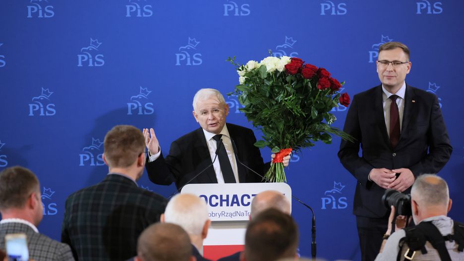 Sochaczew, 08.06.2022. Wicepremier, prezes PiS Jarosław Kaczyński (C) i poseł PiS Maciej Małecki (P) podczas spotkania z mieszkańcami Sochaczewa w ramach objazdu po kraju, 8 bm. Prezes PiS wezwał polityków Zjednoczonej Prawicy do mobilizacji i spotkań z wyborcami. (sko) PAP/PLeszek Szymański