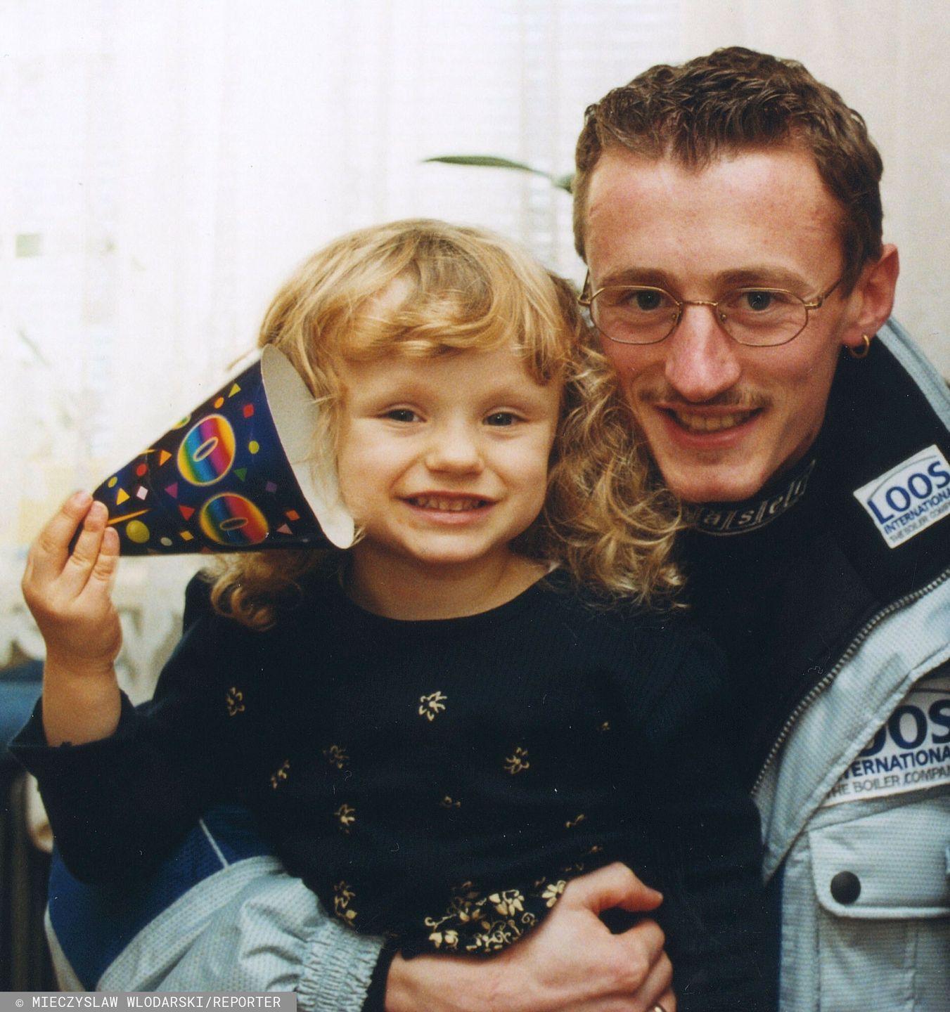 Adam Małysz z córką Karoliną w 2000 r.