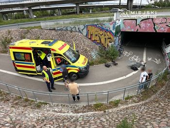 Nastolatkowie na hulajnodze zderzyli się z rowerzystką. Poszkodowana trafiła do szpitala