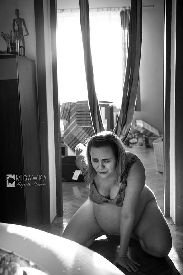 Porody domowe są coraz bardziej popularne, dają większą swobodę rodzącej - i uwieczniającym forografom