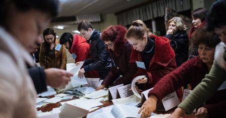 Wybory na Ukrainie. CKW: Po przeliczeniu 80 proc. głosów wygrywa Front Ludowy