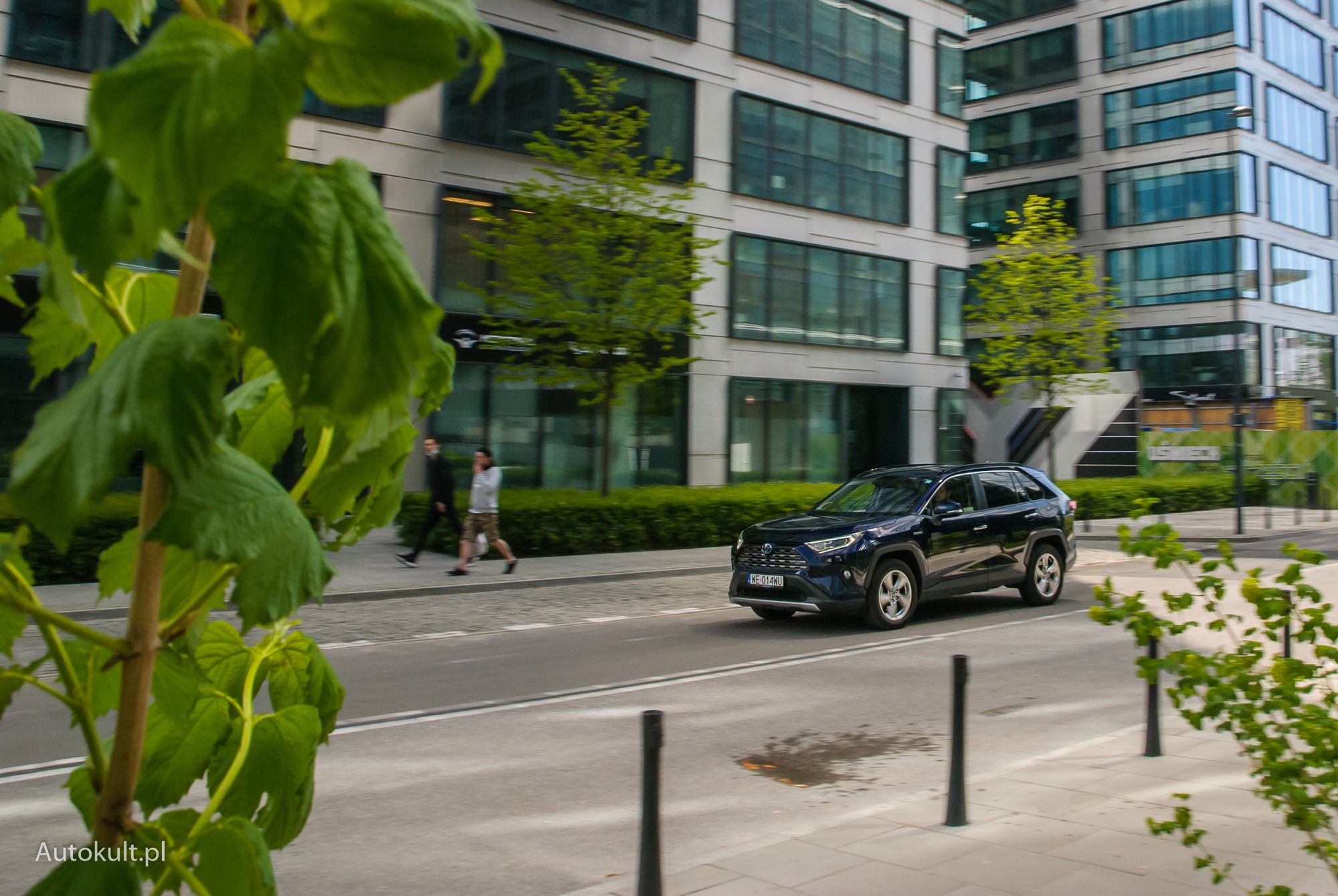 Tylna oś RAV4 napędzana jest silnikiem elektrycznym.