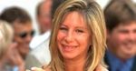Barbra Streisand bawi się lalkami