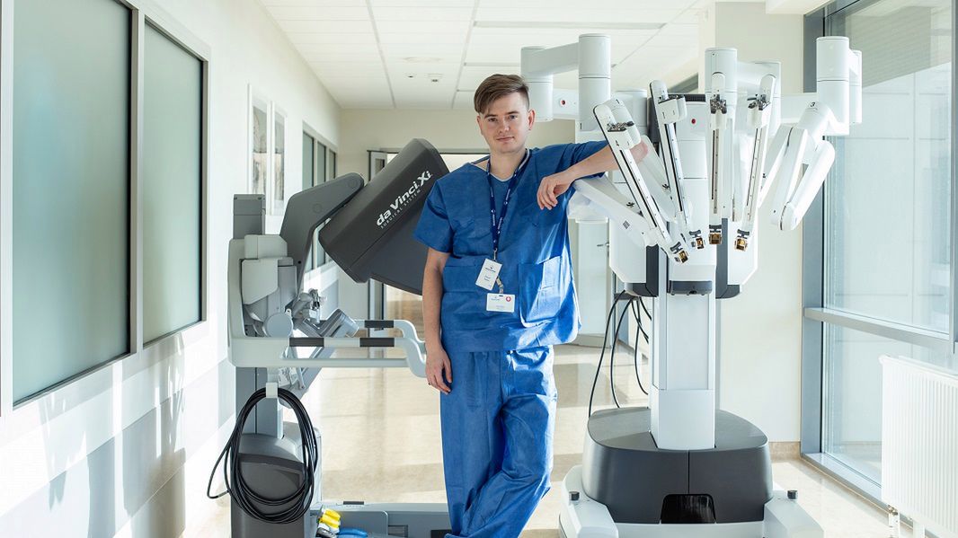 Doktor Paweł Salwa i robot da Vinci