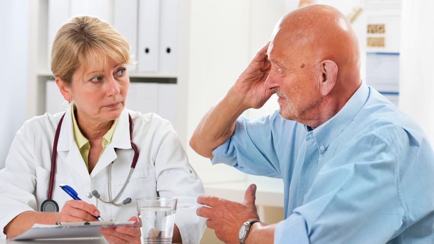 Objawem udaru mózgu jest silny ból głowy