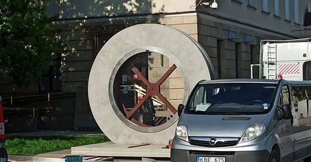 Tajemnicza instalacja na Placu Litewskim. Dzięki niej przeniesiemy się do Wilna