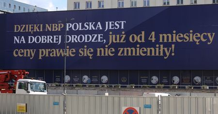 Ostatnie takie zdjęcia baneru na budynku NBP? Może go objąć zakaz fotografowania
