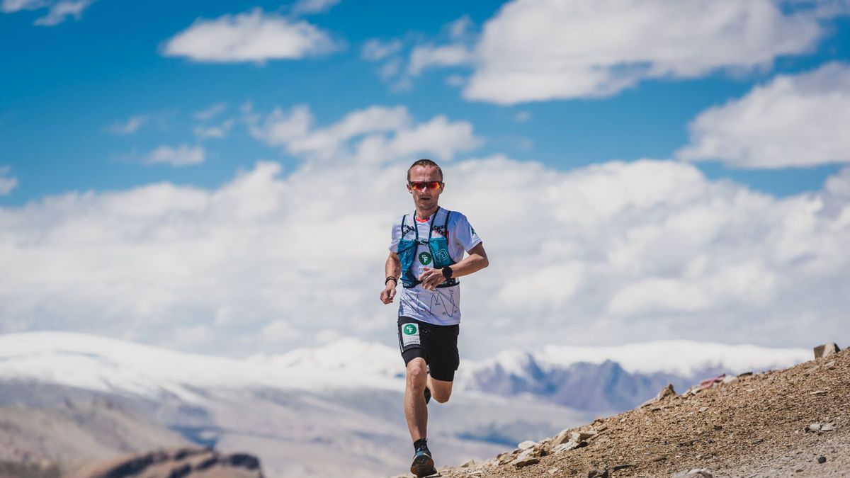 Łukasz Sagan podczas biegu La Ultra The High w Himalajach (ultramaraton na dystansie 555 km)