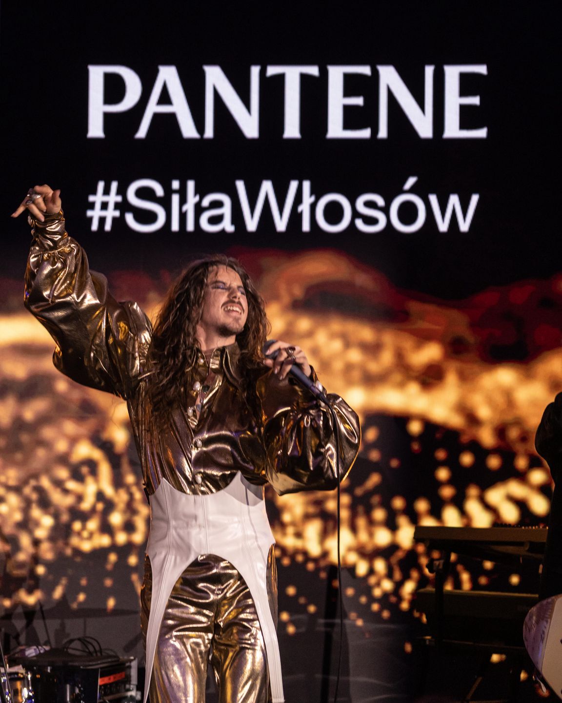 "Ozłocony" Michał Szpak WYWIJA CZUPRYNĄ promując znany szampon