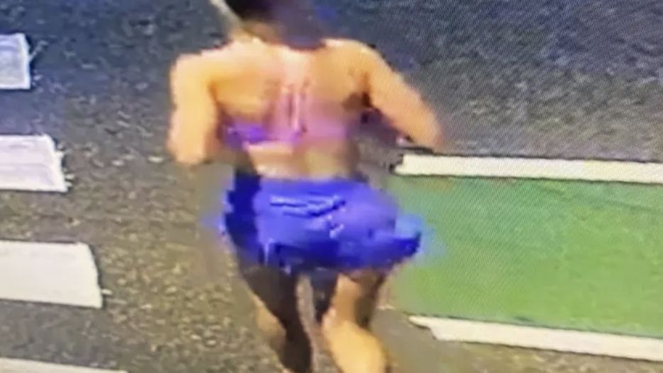 Screen z monitoringu przedstawia Elizę Fletcher na chwilę przed porwaniem