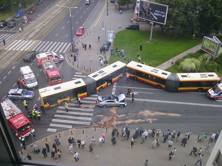 Czołowe zderzenie autobusów! Cztery osoby ranne