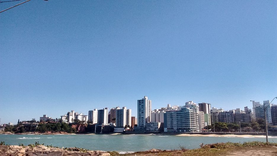 Praia Da Areia Preta w pobliżu brazylijskiego miasta Guarapari przypomina raj 