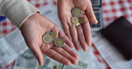 Duże wydatki muszą poczekać. Odkładamy na podróże i remont