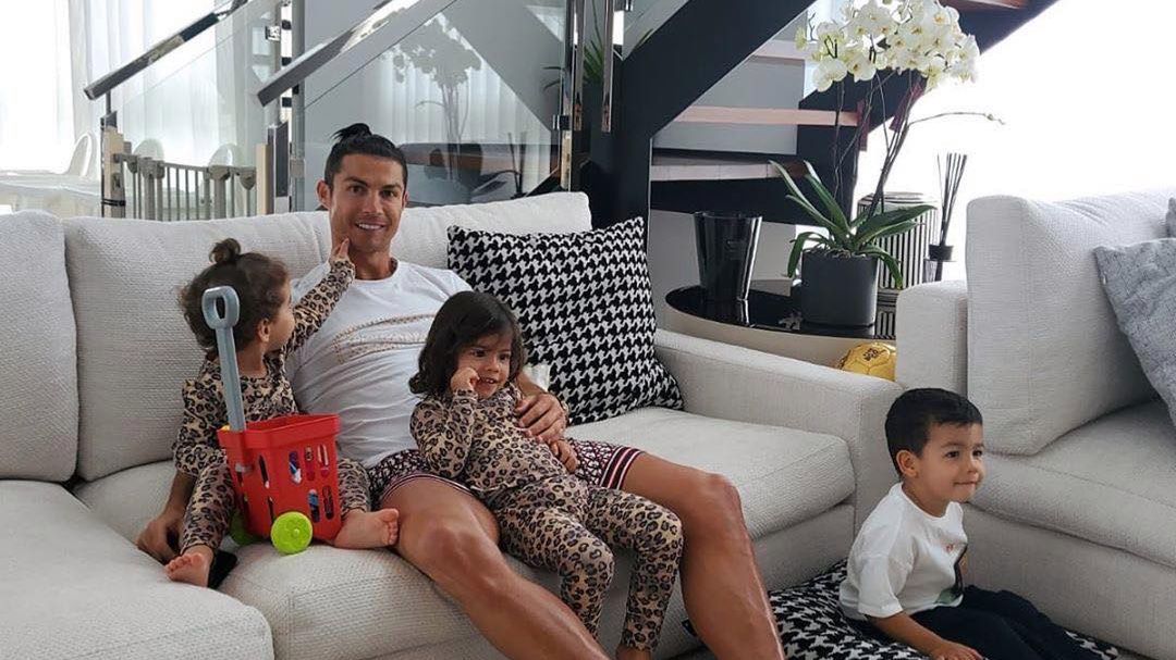 Zdjęcie okładkowe artykułu: Instagram /  / Na zdjęciu: Cristiano Ronaldo z dziećmi