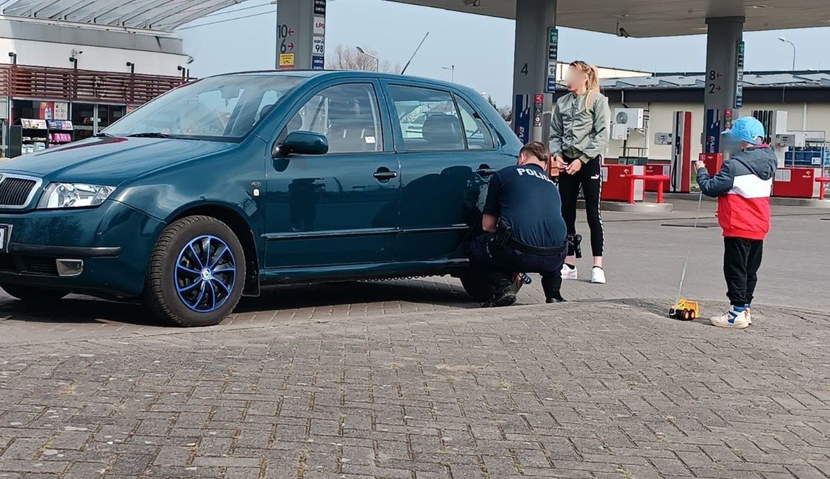 Koszalin: Życzliwość w mundurze. Policjant pomógł kobiecie z dzieckiem na stacji benzynowej