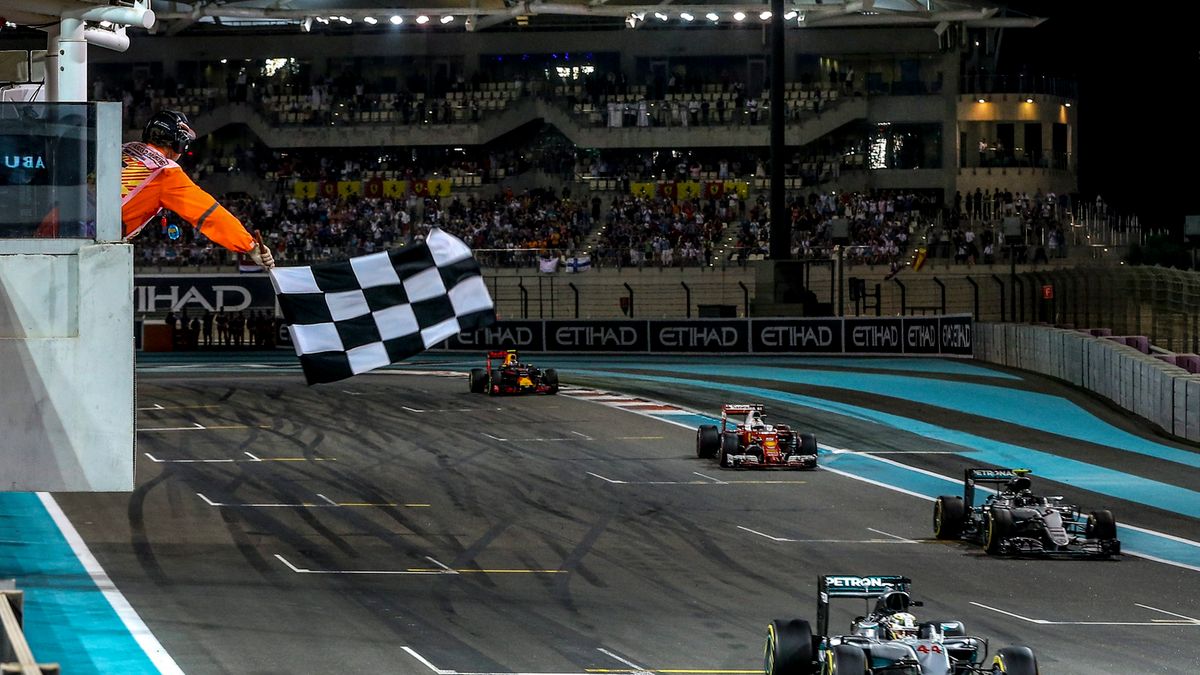 Bolid Mercedesa przekracza linię mety w GP Abu Zabi