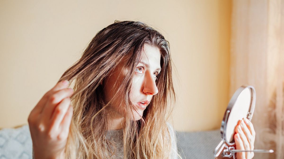 Przetłuszczające się włosy mogą być efektem złych nawyków.