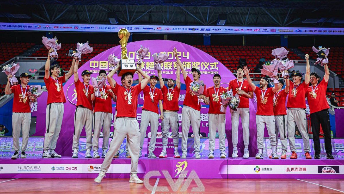 Zdjęcie okładkowe artykułu: Materiały prasowe / volleychina.org / Siatkarze Shanghai Bright z trofeum za mistrzostwo Chin