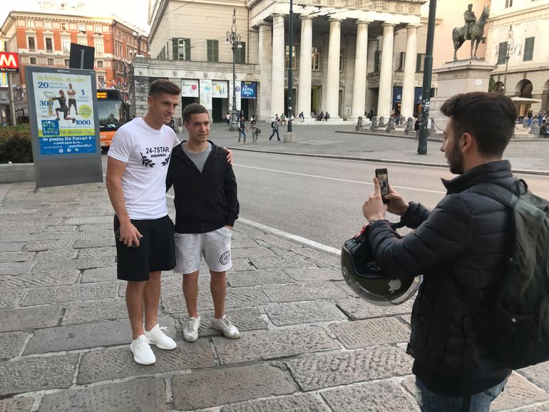 Trudno mu na ulicy przejść niezauważonym