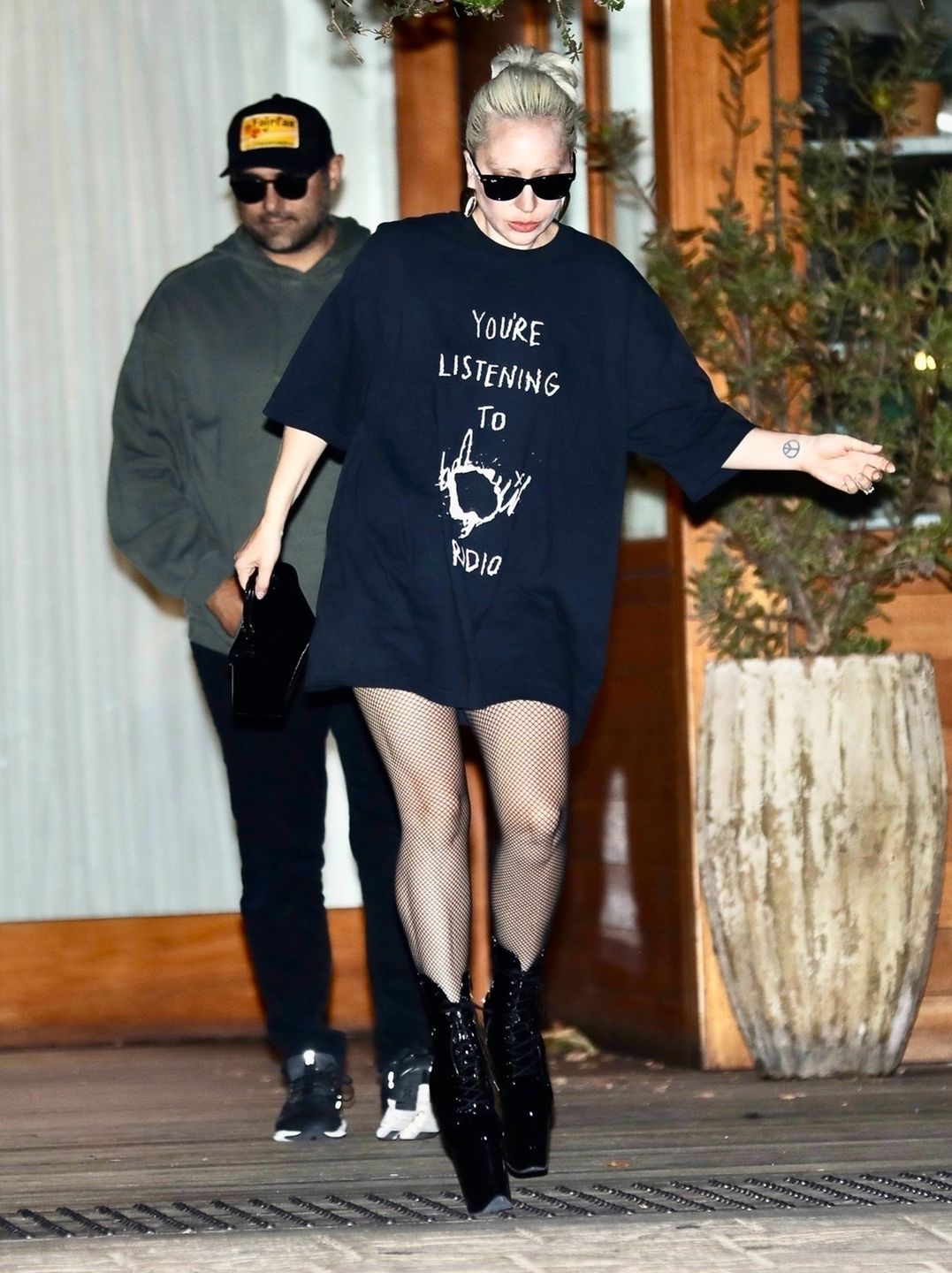 Lady Gaga w butach na bardzo wysokim obcasie