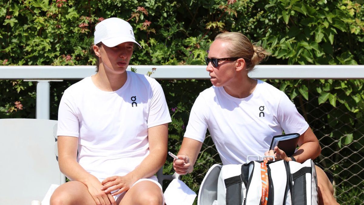 Getty Images / Clive Brunskill / Na zdjęciu: Iga Świątek i Daria Abramowicz