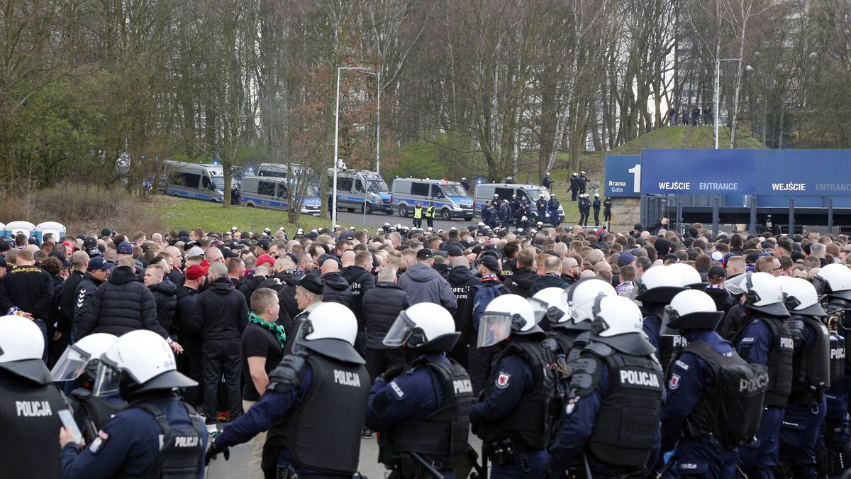 Newspix / Tomasz Wantula / Na zdjęciu: policja przed meczem Ruch Chorzów - Górnik Zabrze