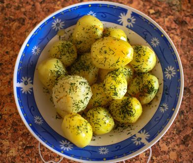Kucharze pamiętają o tym kroku po ugotowaniu ziemniaków. Inaczej na talerzu zrobi się papka