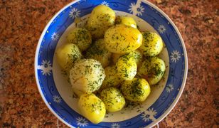 Kucharze pamiętają o tym kroku po ugotowaniu ziemniaków. Inaczej na talerzu zrobi się papka
