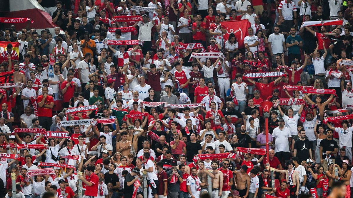 Getty Images / Nikola Krstic / Na zdjęciu: Kibice Sevilli FC