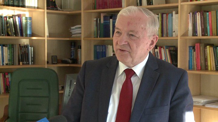 Obniżenie wieku emerytalnego. Prof. Gomułka obawia się o większy deficyt w ZUS