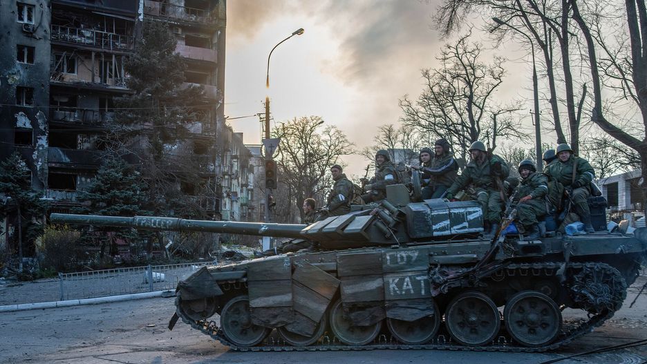 Wojna w Ukrainie - Mariupol pod rosyjsk? okupacj?Mandatory Credit: Photo by Maximilian Clarke/SOPA Images/Shutterstock (12902169h)  A DPR tank in a burning Mariupol neighborhood drives towards the Azovstal plant- one of the final pockets of Ukrainian resistance. The battle between Russian / Pro Russian forces and the defending Ukrainian forces led by the Azov battalion continues in the port city of Mariupol.  War crisis continues in Mariupol, Ukraine - 18 Apr 2022Maximilian Clarke/SOPA Images/Sh