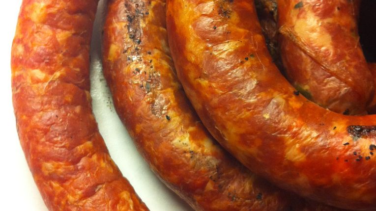 Wędzona kiełbasa wieprzowo-wołowa z serem Cheddar