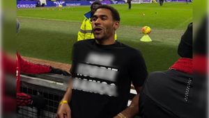 Gwiazdor "Love Island" protestował na meczu. Tylko spójrz, jaką koszulkę założył